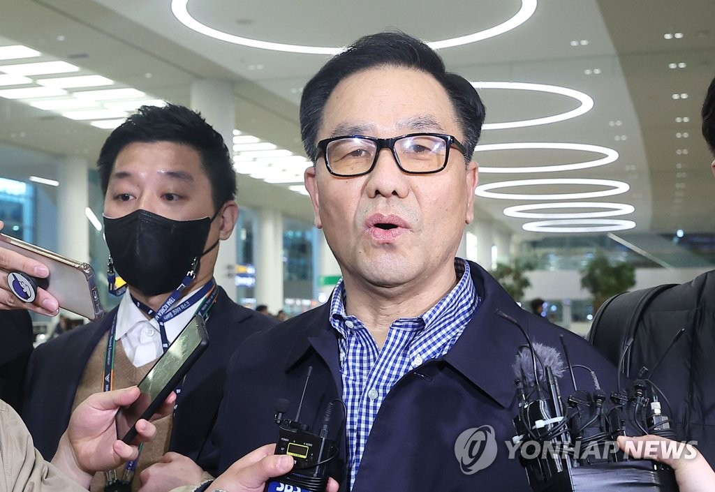 In this file photo, Cho Hyun-chun (C), former head of the now-defunct Defense Security Command, speaks to reporters at Incheon International Airport, west of Seoul, on March 29, 2023. (Yonhap)