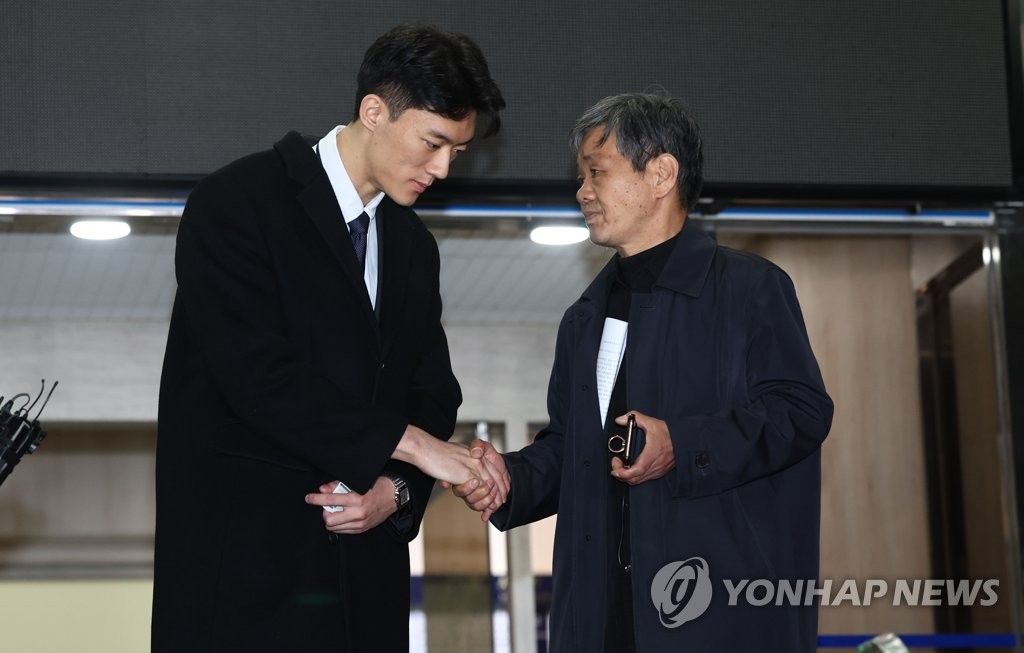 전태삼과 인사하는 전우원