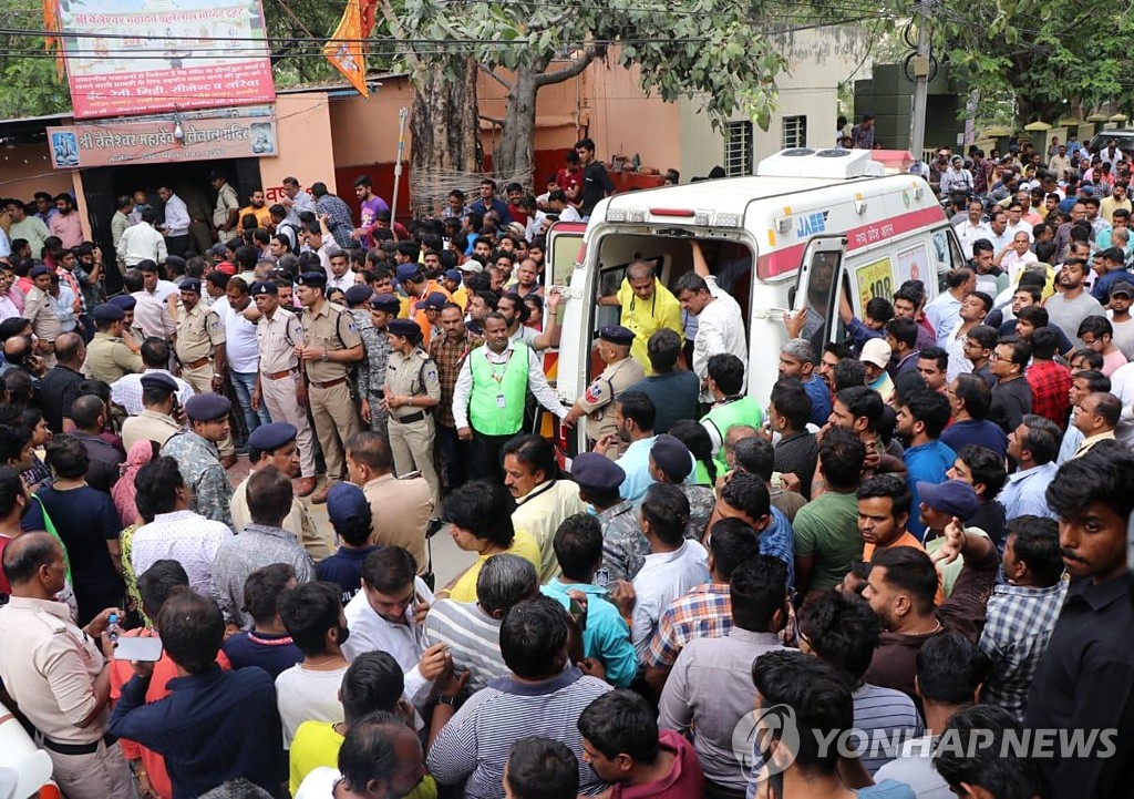 '최소 35명 사망'…인도 힌두교 사원 바닥 붕괴