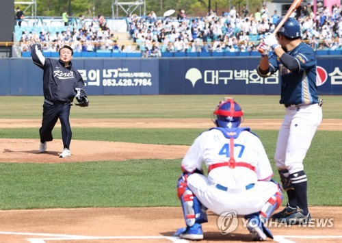 President Yoon Suk Yeol (L) throws out the ceremonial first pitch before a Korea Baseball Organization Opening Day game between the NC Dinos and the Samsung Lions at Daegu Samsung Lions Park in Daegu, some 240 kilometers southeast of Seoul, on April 1, 2023. (Yonhap)