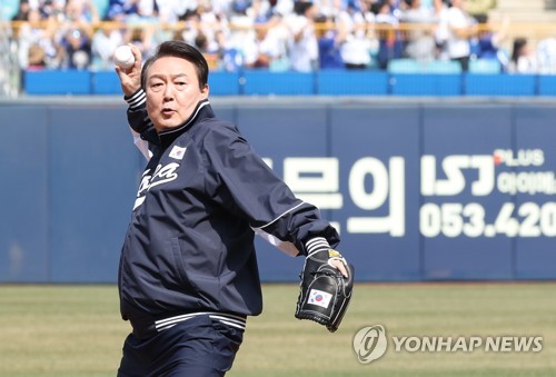 韓国プロ野球が開幕　尹大統領が始球式