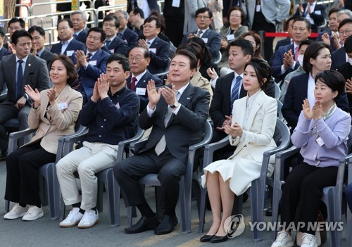 尹, '보수 심장' 대구 서문시장 방문…500m 걸으며 시민 스킨십 