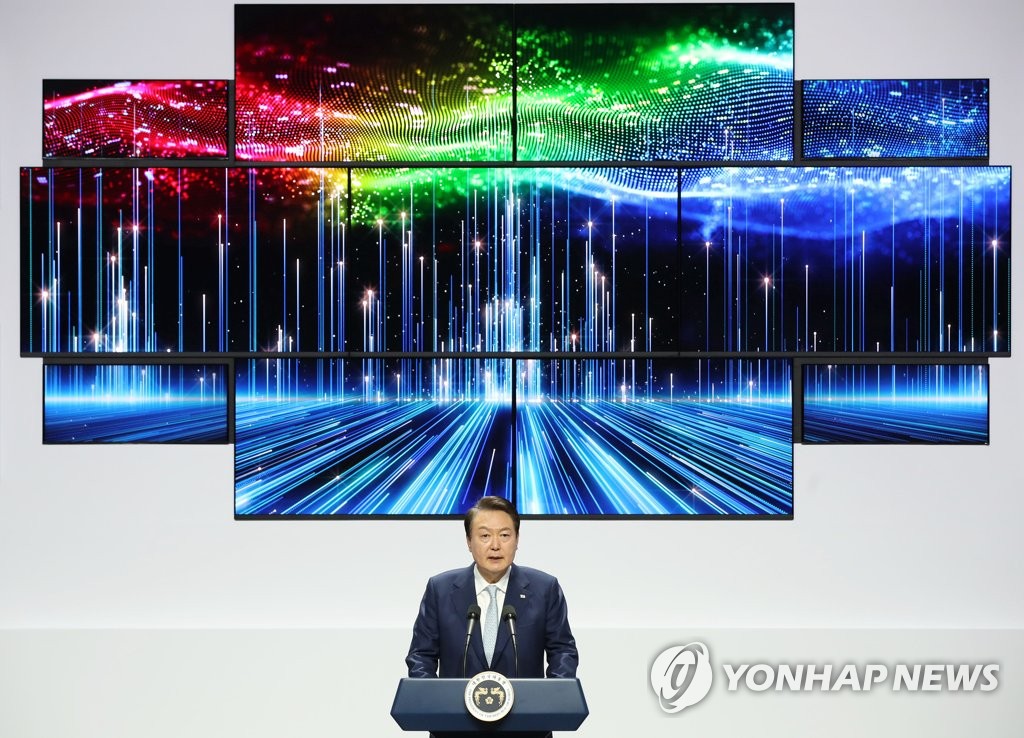 President Yoon Suk Yeol delivers remarks at an investment ceremony at Samsung Display Co.'s campus in Asan, 87 kilometers south of Seoul, on April 4, 2023. (Pool photo) (Yonhap)