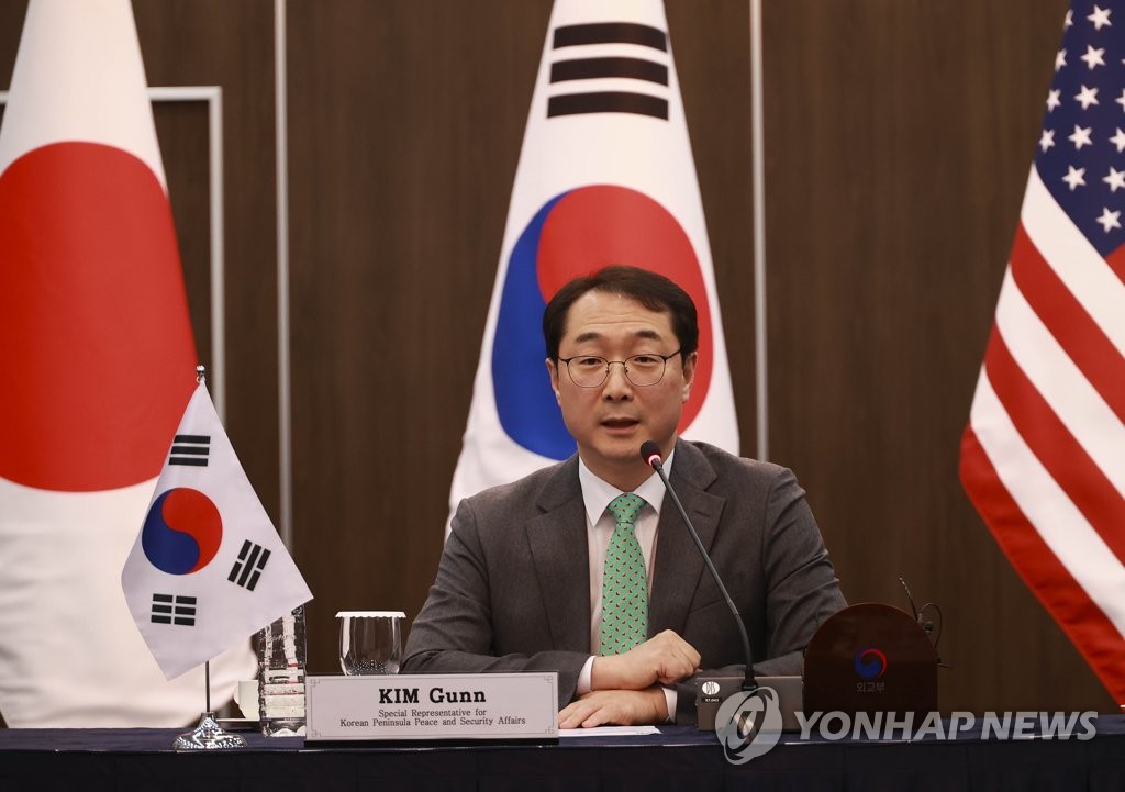 El jefe negociador nuclear de Corea del Sur, Kim Gunn, habla durante las conversaciones con sus homólogos estadounidenses y japoneses sobre la desnuclearización de Corea del Norte en el Ministerio de Relaciones Exteriores en Seúl el 7 de abril de 2023. (Foto de grupo) (Yonhap)