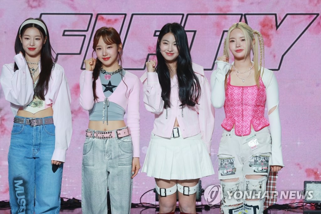 La foto de archivo muestra al grupo femenino novato de K-pop Fifty Fifty durante una conferencia de prensa, celebrada, el 13 de abril de 2023, en Seúl.