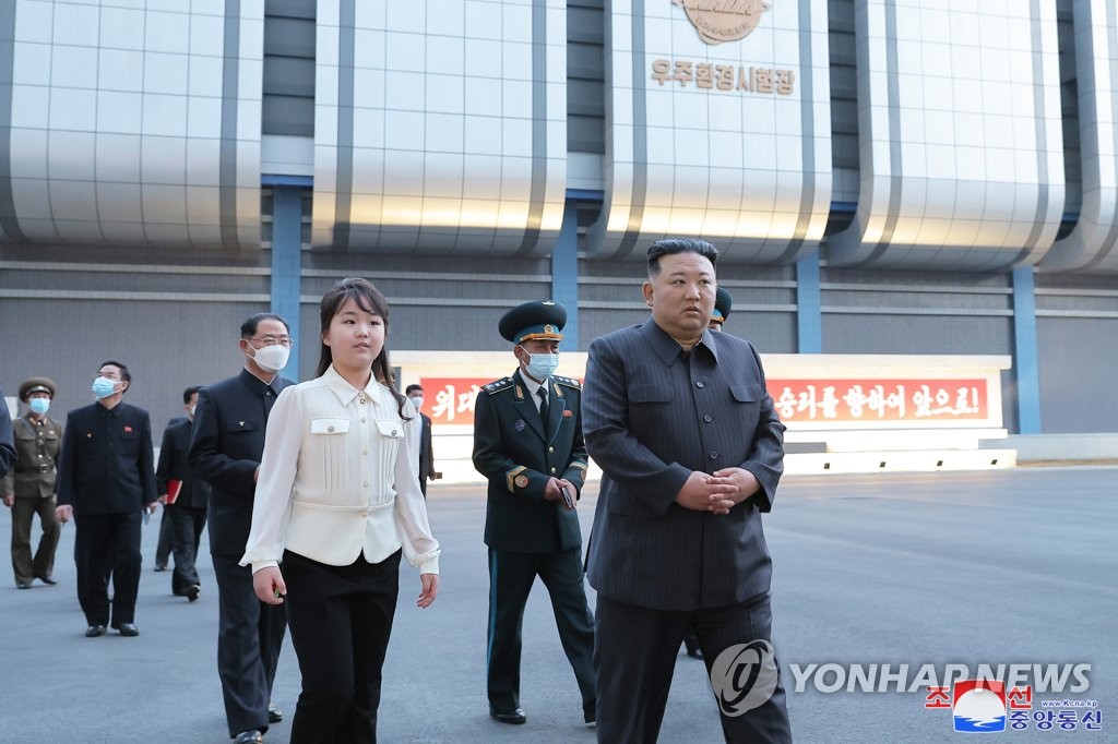 En la imagen, publicada, el 19 de abril de 2023, por la KCNA, se muestra al líder norcoreano, Kim Jong-un (dcha.), caminando junto a su hija, Ju-ae, con ocasión de su visita a la Administración Nacional para el Desarrollo Aeroespacial, el día previo, para dar instrucciones sobre el lanzamiento de un satélite de reconocimiento militar. (Uso exclusivo dentro de Corea del Sur. Prohibida su distribución parcial o total)