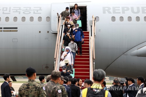 서울공항 도착한 수단 탈출 교민들
