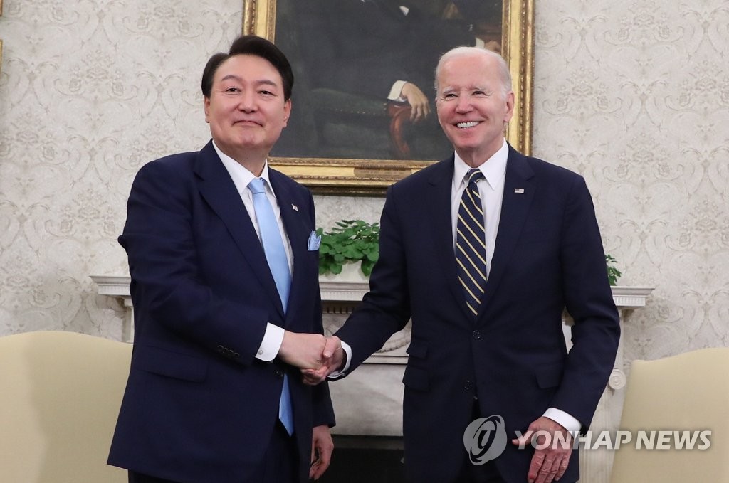 South Korean President Yoon Suk Yeol (L) and U.S. President Joe Biden shake hands during a summit at the White House in Washington on April 26, 2023. (Yonhap)