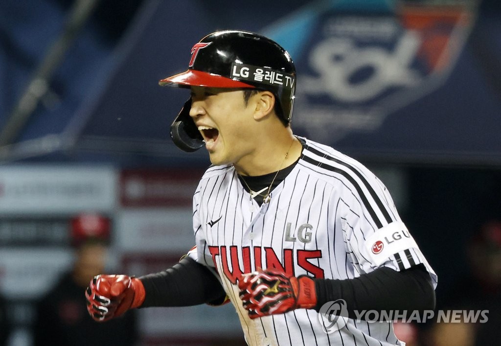 Park Hae-min of the LG Twins celebrates after hitting a two-run home run against the SSG Landers during the bottom of the fourth inning of a Korea Baseball Organization regular season game at Jamsil Baseball Stadium in Seoul on April 27, 2023. (Yonhap)