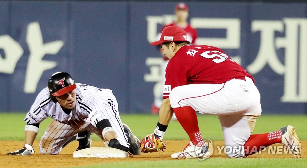 Seo Geon-chang of the LG Twins (L) steals second base against the SSG Landers during the bottom of the seventh inning of a Korea Baseball Organization regular season game at Jamsil Baseball Stadium in Seoul on April 27, 2023. (Yonhap)