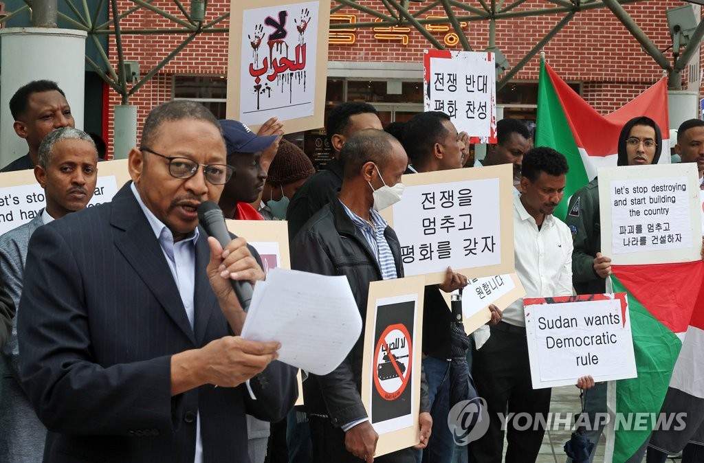 السودانيون في كوريا ينظمون وقفة أمام محطة سيئول رفضا للحرب - 4