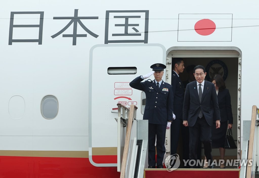 Japanese Prime Minister Fumio Kishida arrives at Seoul Air Base, south of Seoul, on May 7, 2023. (Yonhap)