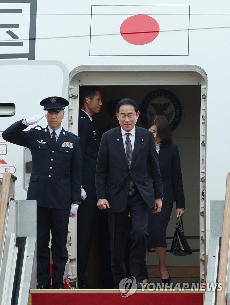 El primer ministro de Japón, Fumio Kishida (segundo por la dcha.), llega acompañado de su esposa, Yuko Kishida (dcha.), a la Base Aérea de Seúl, en Seongnam, al sur de la capital surcoreana, el 7 de mayo de 2023, para celebrar una cumbre con el presidente surcoreano, Yoon Suk Yeol.