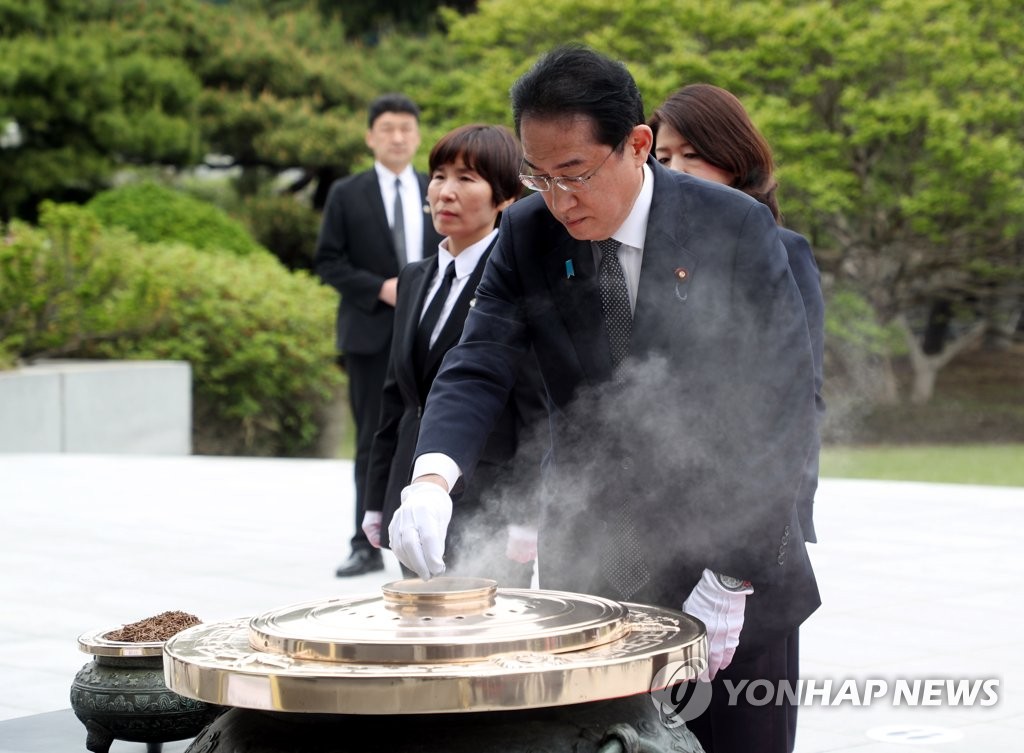 Japanese Prime Minister Fumio Kishida burns incense to pay tribute to South Korean patriotic martyrs and war dead at the National Cemetery in Seoul on May 7, 2023, after arriving in South Korea the same day for a summit with South Korean President Yoon Suk Yeol. (Pool photo) (Yonhap)