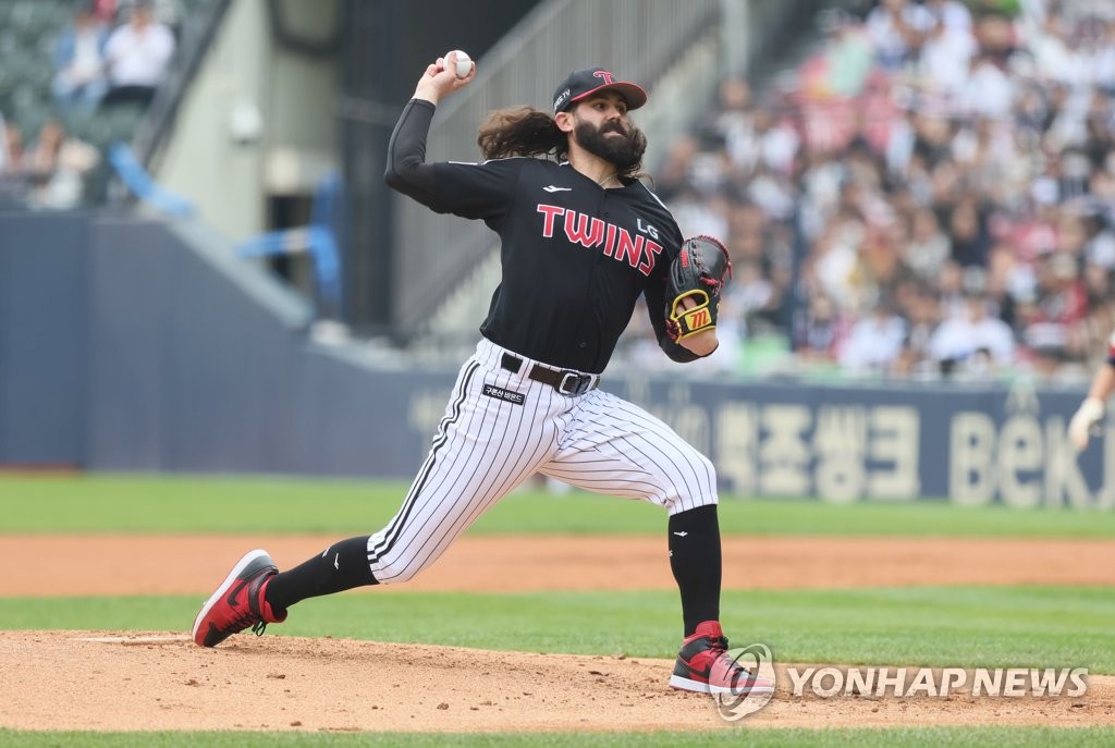 LG Twins starter Casey Kelly pitches against the Doosan Bears during a Korea Baseball Organization regular season game at Jamsil Baseball Stadium in Seoul on May 7, 2023, in this photo provided by the Twins. (PHOTO NOT FOR SALE) (Yonhap)