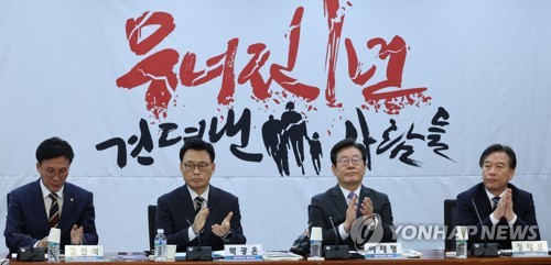 이재명, '尹정부 1년'에 "실패 인정하라…국가책임 다 팽개쳐"(종합)
