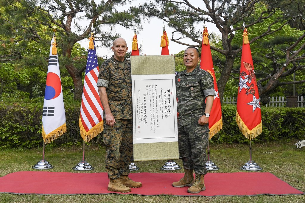 U.S. Marine chief visits S. Korea's Marine Corps headquarters