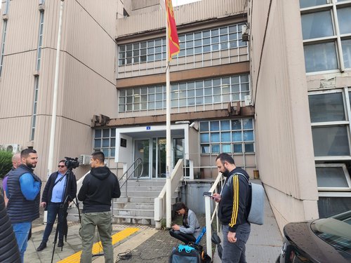 포드고리차 지방법원 정문 앞에서 대기하는 취재진