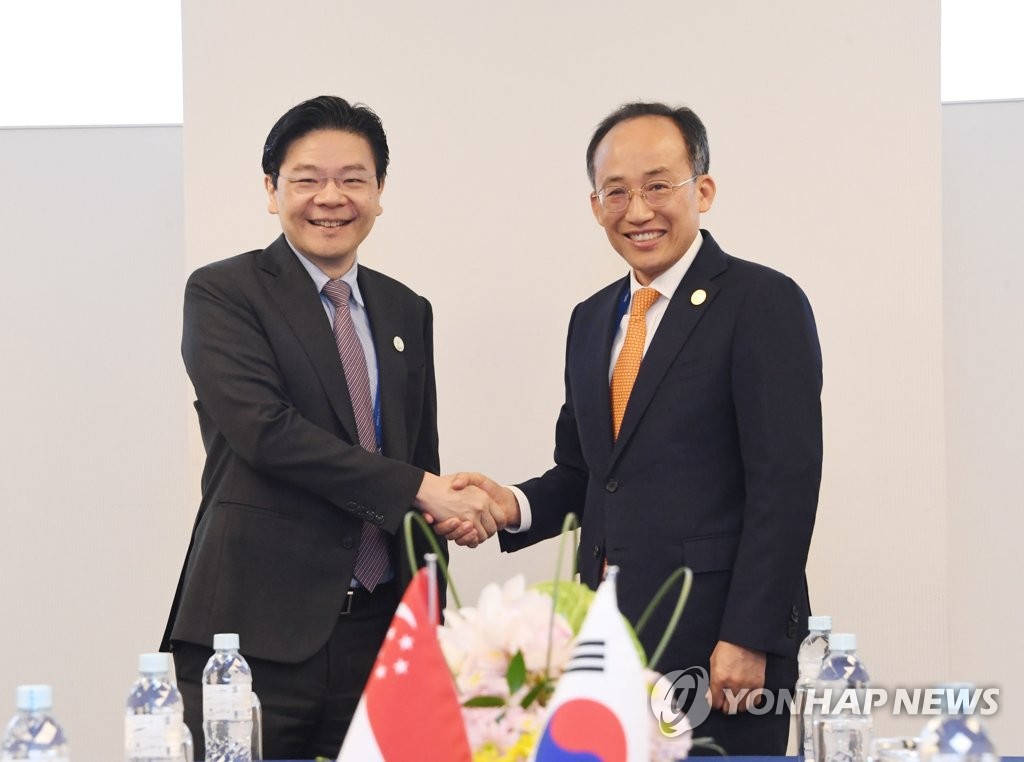 South Korean Finance Minister Choo Kyung-ho (R) meets with Singaporean Finance Minister Lawrence Wong in Niigata, northwest of Tokyo, on May 12, 2023, on the sidelines of a meeting of finance ministers from the Group of Seven nations. (Yonhap)