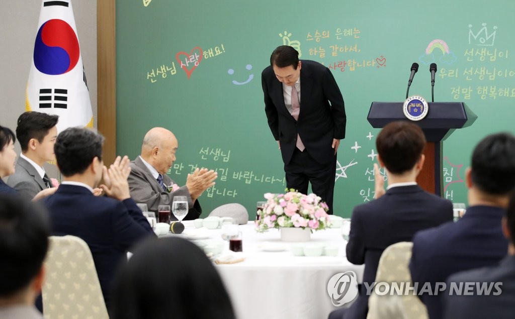 President Yoon Suk Yeol bows after making opening remarks at a luncheon with teachers at the presidential office in Seoul on May 15, 2023. (Pool photo) (Yonhap)