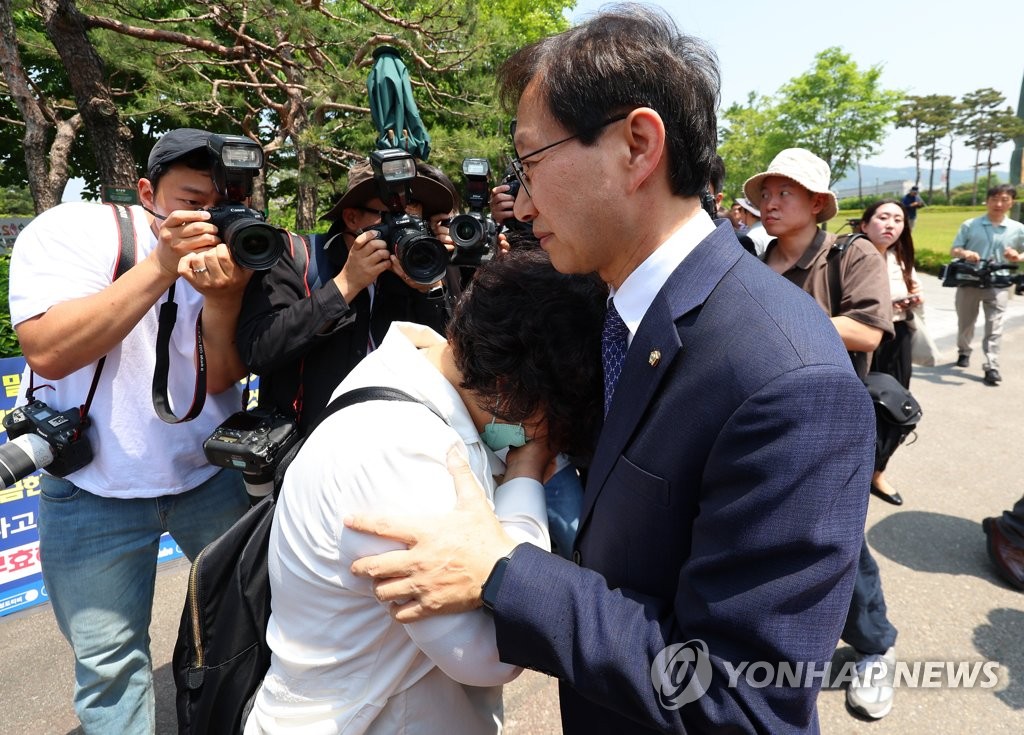 간호법 거부권 행사, 간호사 위로하는 김성주 의원