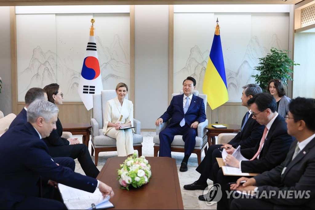President Yoon Suk Yeol (R, C) holds talks with Ukrainian first lady Olena Zelenska (L, C), who is visiting as a special presidential envoy, at the presidential office in Seoul on May 16, 2023, in this photo provided by Yoon's office. (PHOTO NOT FOR SALE) (Yonhap)