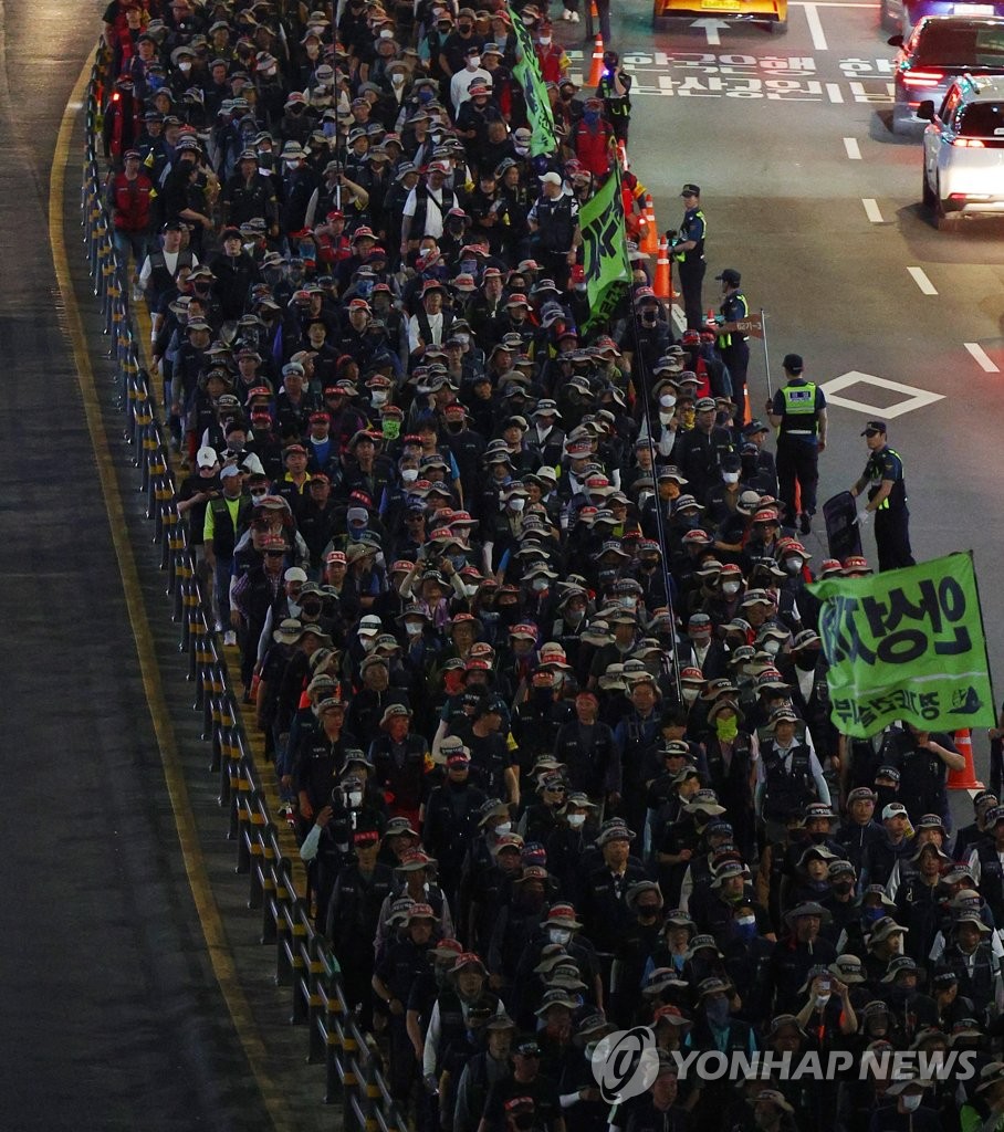 Miembros del Sindicato de Trabajadores de la Construcción de Corea organizan una manifestación en una calle del centro de Seúl el 16 de mayo de 2023. (Yonhap)