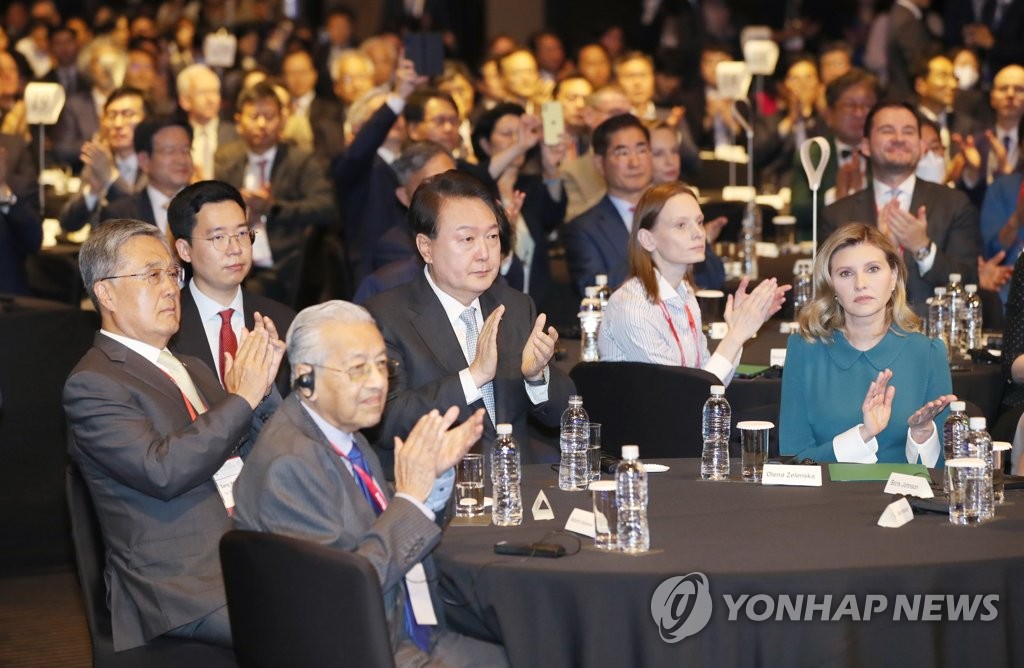 El presidente surcoreano, Yoon Suk-yeol (cuarto por la izda.), aplaude durante la ceremonia de apertura de la Conferencia de Liderazgo Asiático, organizada por el diario local Chosun Ilbo, el 17 de mayo de 2023, en un hotel de Seúl. (Foto del cuerpo de prensa. Prohibida su reventa y archivo) 