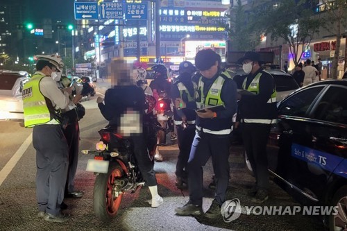 5·18 전야 광주서 '무법질주' 폭주족 입건…음주운전도(종합) | 연합뉴스