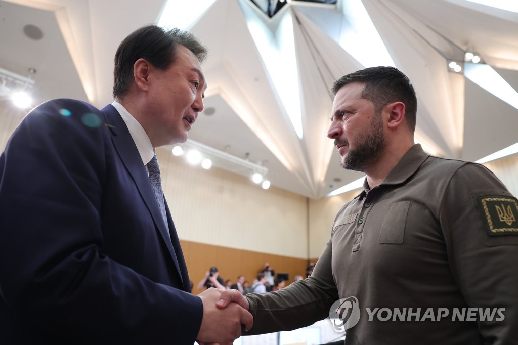 (2nd LD) Yoon promises Zelenskyy additional aid, including demining equipment