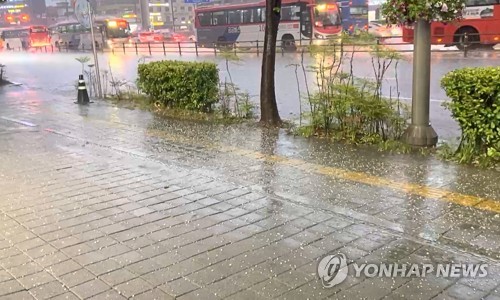 [내일날씨] 곳곳 천둥·번개 동반 호우…일부선 우박도