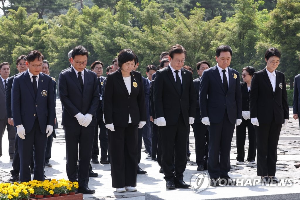 Leaders of political parties, including Kim Gi-hyeon (2nd from R) of the ruling People Power Party, Lee Jae-myung (3rd from R) of the Democratic Party and Lee Jeong-mi (4th from R) of the Justice Party, pay tribute to the late former President Roh Moo-hyun during a memorial service marking the 14th year since his death at Bongha Village in the southeastern city of Gimhae on May 23, 2023. (Pool photo) (Yonhap)