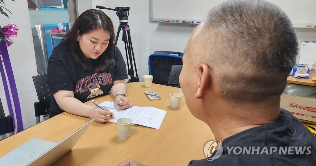 인터뷰하는 우크라 출신 고려인 동포