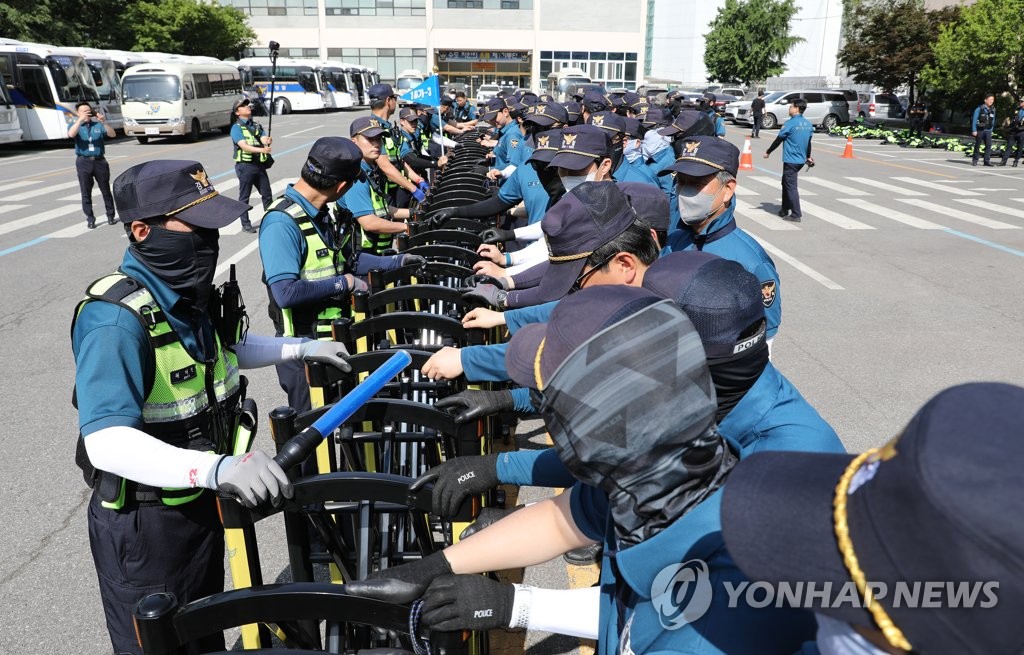 This photo provided by the Seoul Metropolitan Police Agency shows an anti-riot drill held in Seoul on May 25, 2023. (PHOTO NOT FOR SALE) (Yonhap)