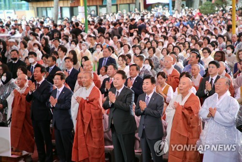 President Yoon Suk Yeol (front row, 4th from R) attends a ceremony marking Buddha's Birthday at Jogye Temple in downtown Seoul on May 27, 2023. (Pool photo) (Yonhap)