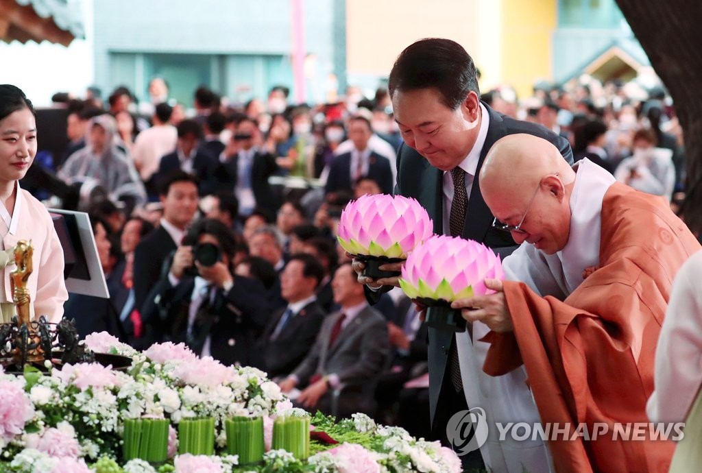 الرئيس يون يشارك في الاحتفال بعيد ميلاد بوذا