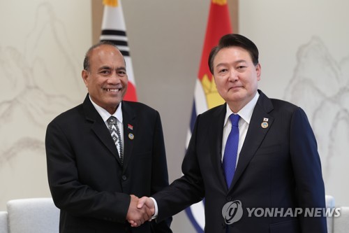 (LEAD) Yoon holds summits with leaders of 5 Pacific island nations