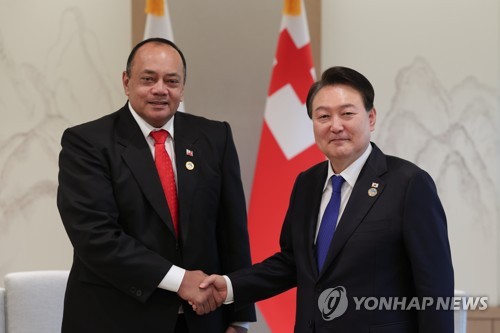 Yoon holds summit with Tongan PM