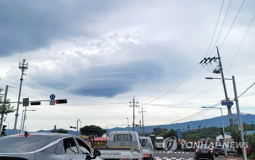 済州の空にレンズ雲