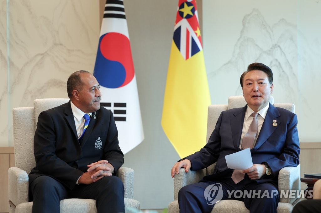 Yoon celebra cumbres con los líderes de cinco naciones insulares del Pacífico