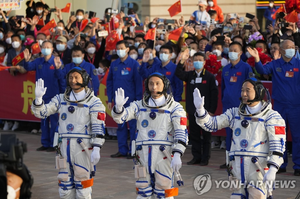 中 선저우 16호 발사 앞두고 인사하는 우주비행사들