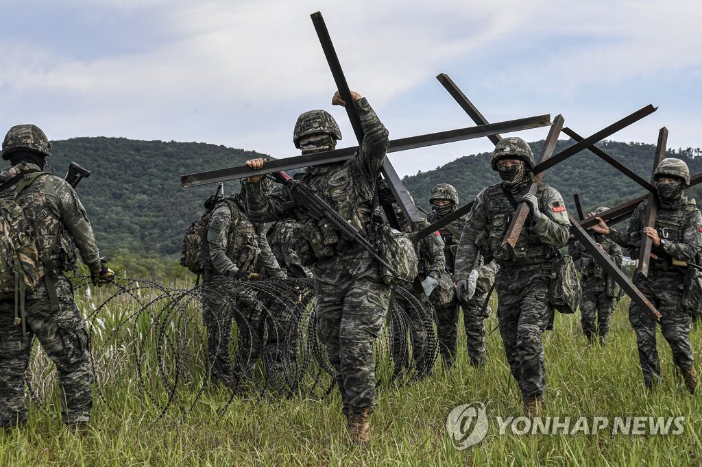 합동 도서방어종합훈련서 장애물 설치하는 장병들