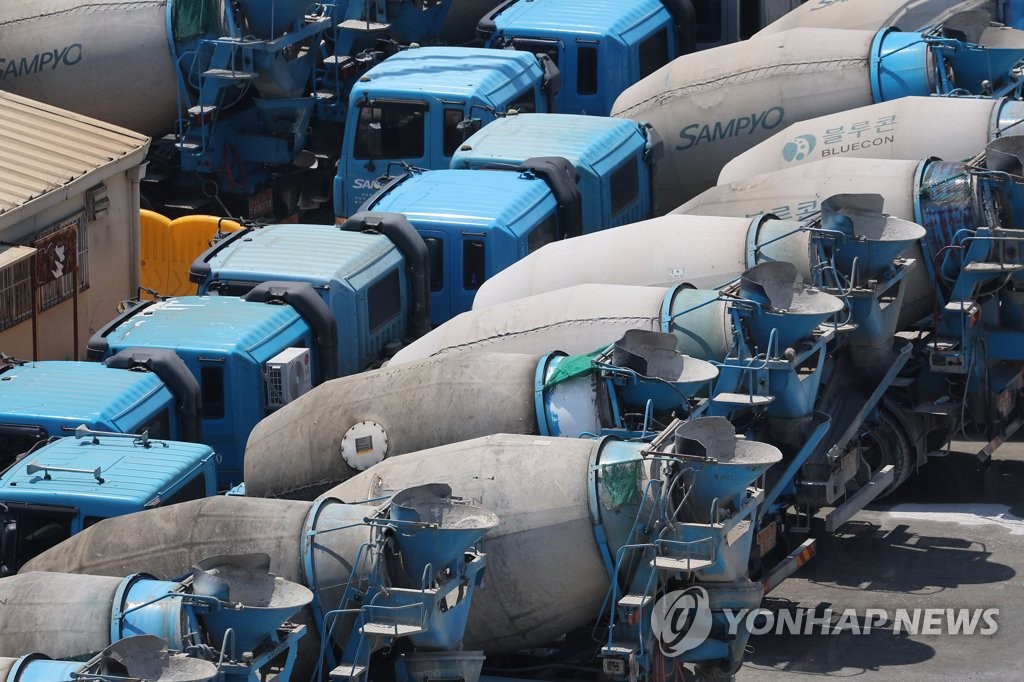서울의 한 시멘트 공장에 주차된 레미콘 차량