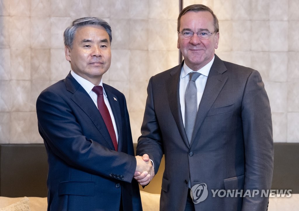 وزيرا دفاع كوريا الجنوبية وألمانيا يناقشان صناعة الأسلحة والتعاون الأمني في سنغافورة - 1