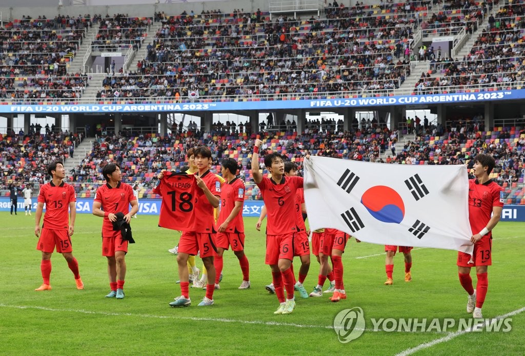 South Korean players hold up their national flag, Taegeukgi, to celebrate their 1-0 victory over Nigeria in the quarterfinals at the FIFA U-20 World Cup at Santiago del Estero Stadium in Santiago del Estero, Argentina, on June 4, 2023. (Yonhap)