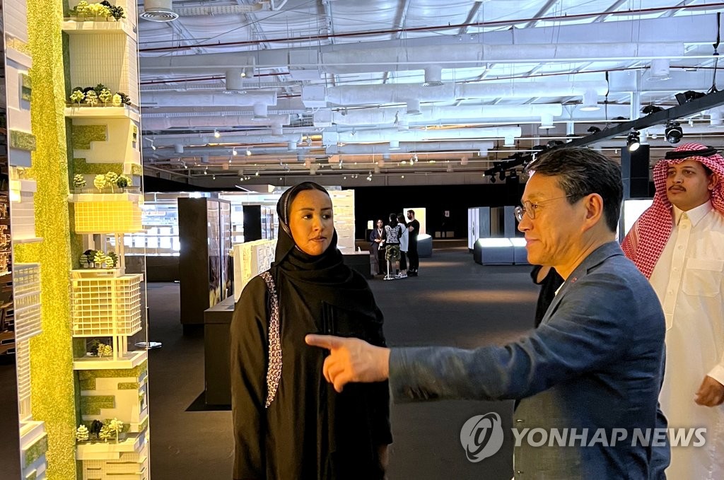 رئيس إل جي إلكترونيكس يزور معرض "نيوم" في السعودية