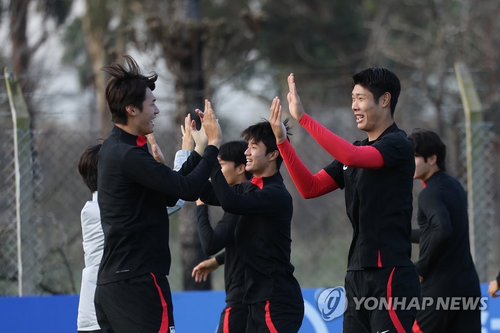 Kim Ji-soo of South Korea (L) high-fives teammate Lee Young-jun during a training session for the semifinal match against Italy at the FIFA U-20 World Cup at Estancia Chica training complex in La Plata, Argentina, on June 7, 2023. (Yonhap)