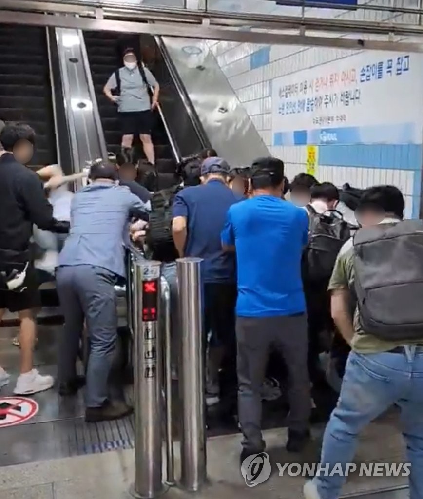 분당 수내역 에스컬레이터 역주행, 구조 나선 시민들