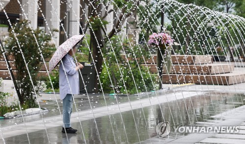 분수대 속 우산
