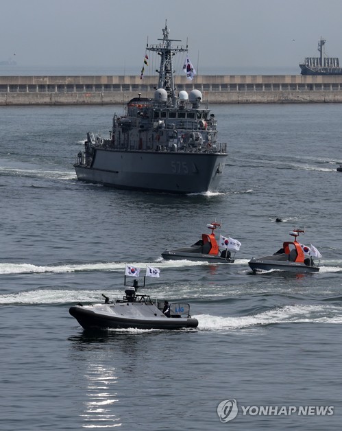 Navy's landing drill with manned, unmanned systems